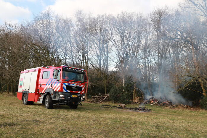 Veel rook bij brand in bosschage