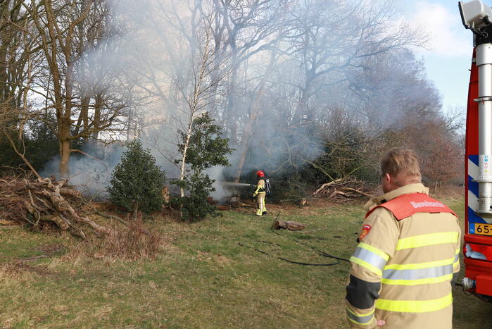 Veel rook bij brand in bosschage
