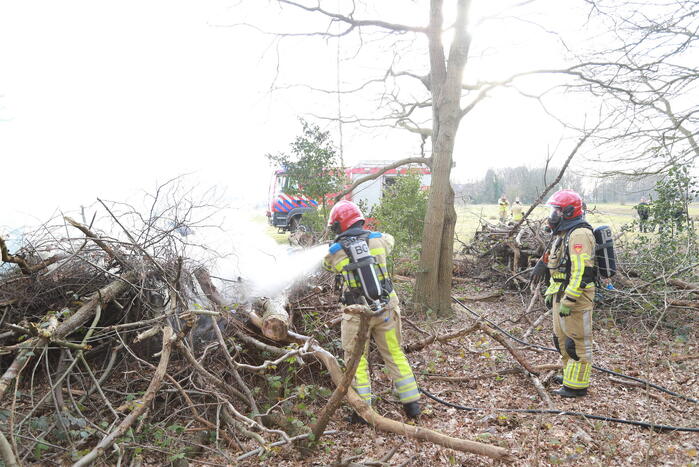 Veel rook bij brand in bosschage