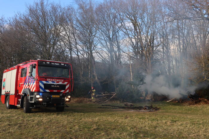 Veel rook bij brand in bosschage
