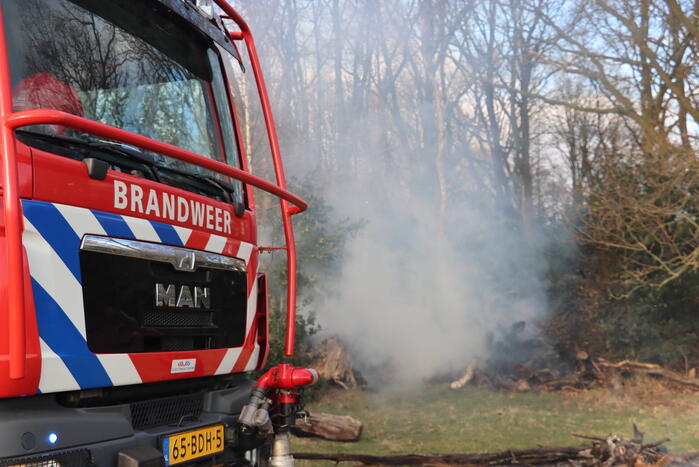 Veel rook bij brand in bosschage
