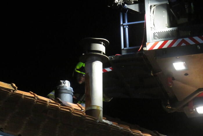 Vonken slaan uit schoorsteen van woning