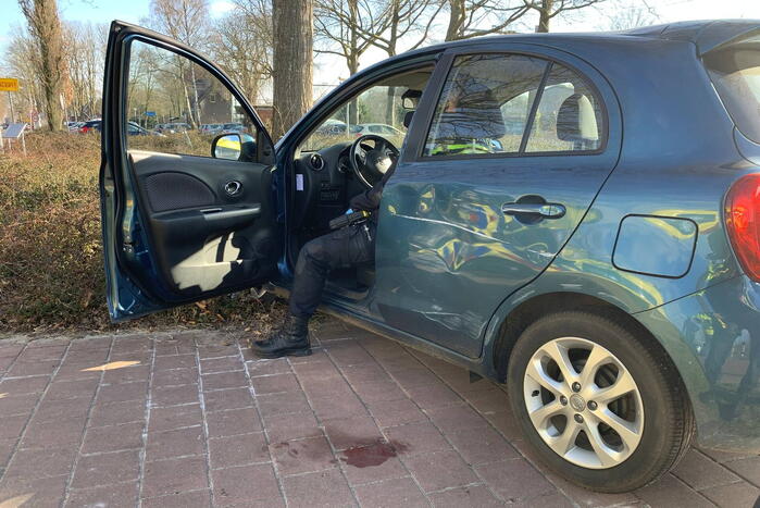 Automobilist botst op verkeersbord