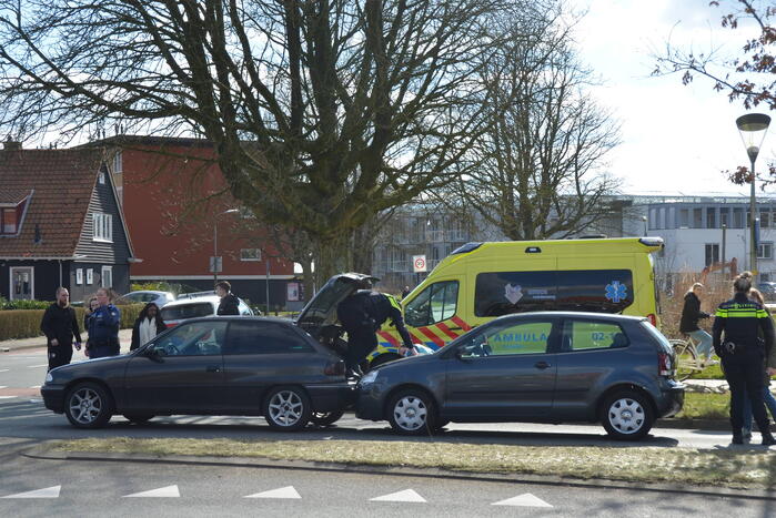 Drie auto's betrokken bij kop-staart botsing