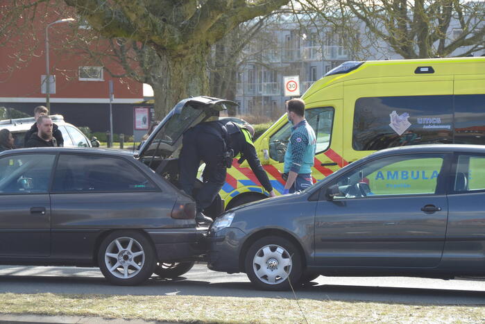 Drie auto's betrokken bij kop-staart botsing