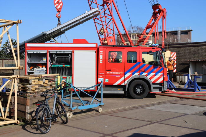 Veel rook bij brand in hoop bouwafval