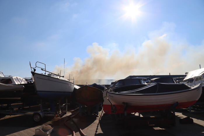 Veel rook bij brand in hoop bouwafval
