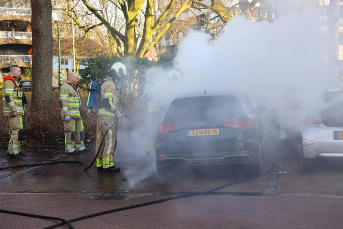 Veel rookontwikkeling bij uitslaande autobrand