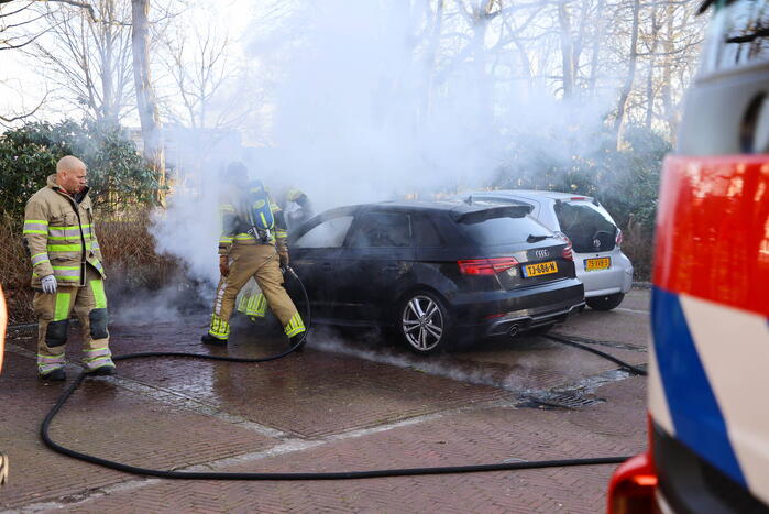 Veel rookontwikkeling bij uitslaande autobrand