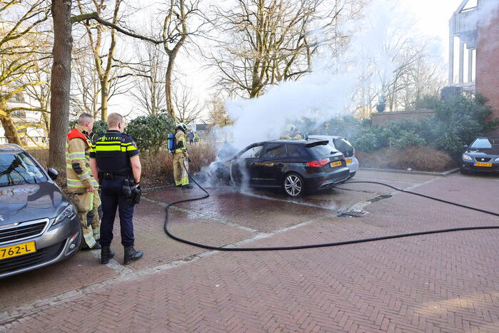 Veel rookontwikkeling bij uitslaande autobrand