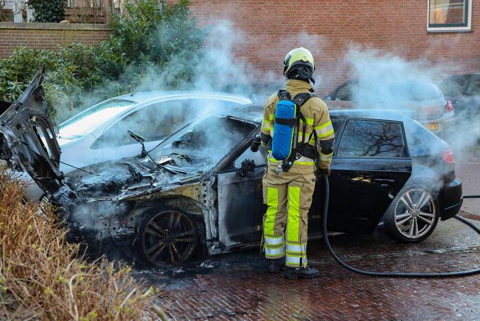 Veel rookontwikkeling bij uitslaande autobrand