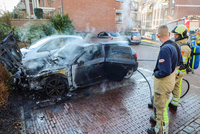 Veel rookontwikkeling bij uitslaande autobrand