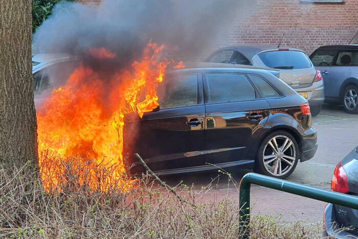 Veel rookontwikkeling bij uitslaande autobrand