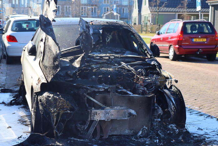 Geparkeerde Mercedes in vlammen opgegaan
