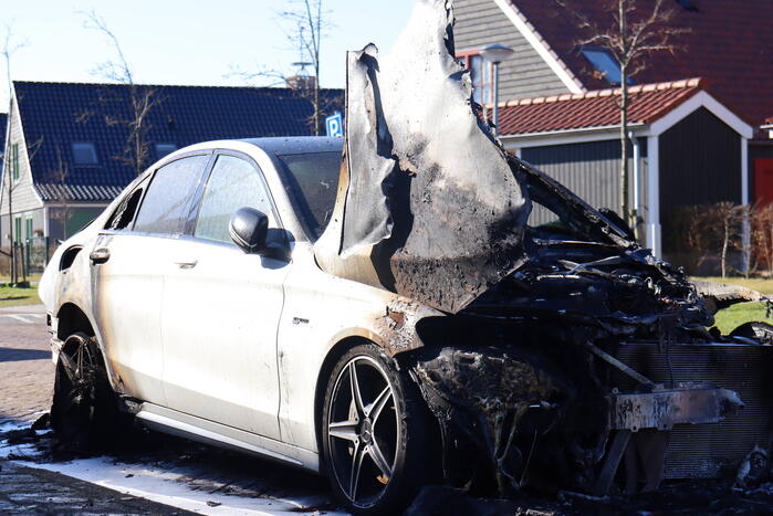 Geparkeerde Mercedes in vlammen opgegaan