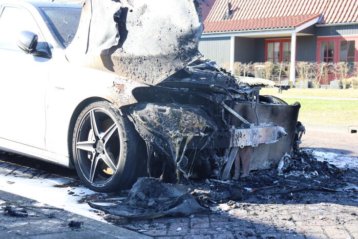 Geparkeerde Mercedes in vlammen opgegaan