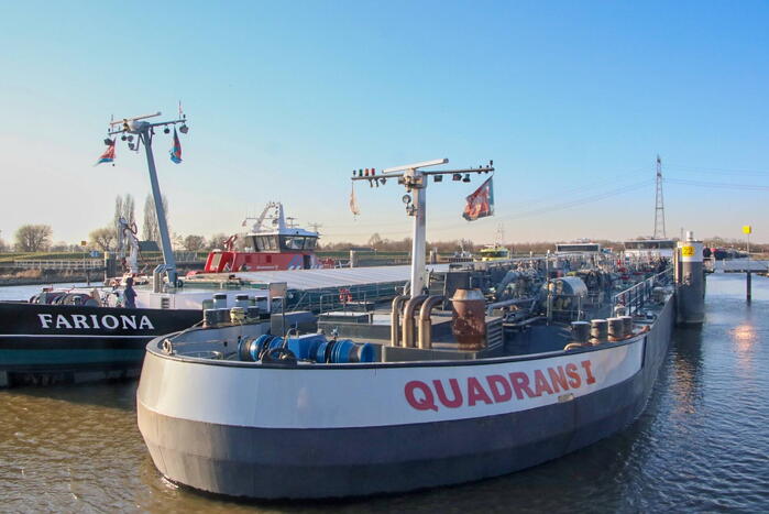 Schip stuurloos na problemen in machinekamer