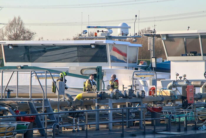 Schip stuurloos na problemen in machinekamer
