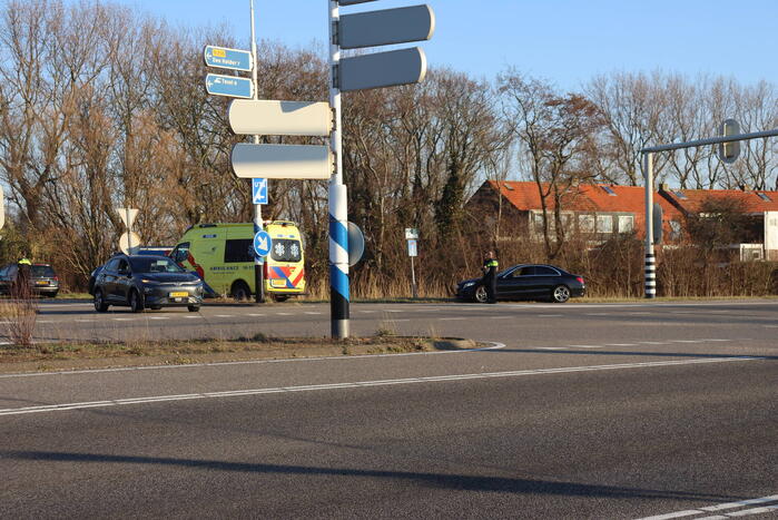 Veel schade na botsing met twee voertuigen