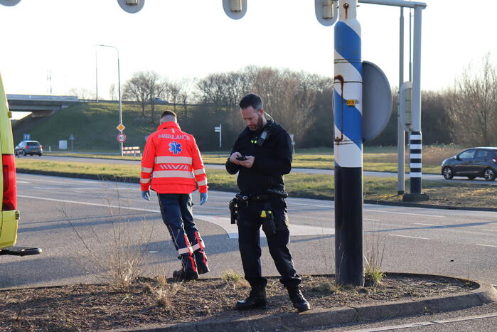 Veel schade na botsing met twee voertuigen
