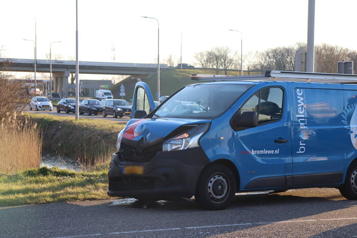 Veel schade na botsing met twee voertuigen