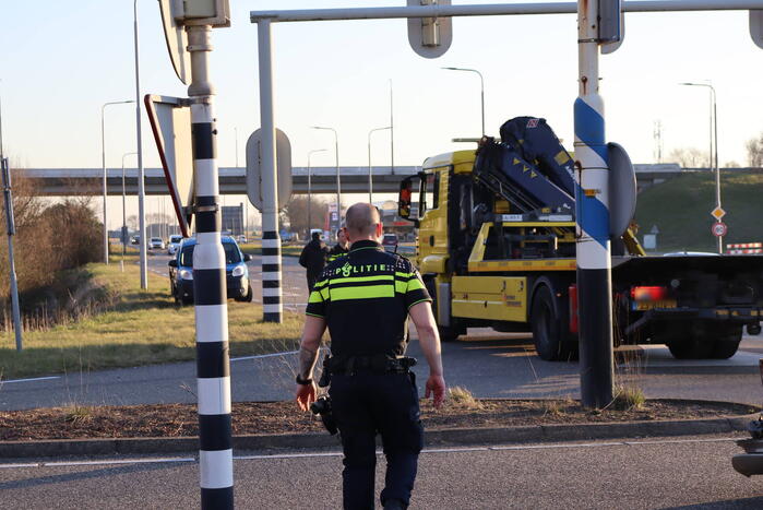 Veel schade na botsing met twee voertuigen