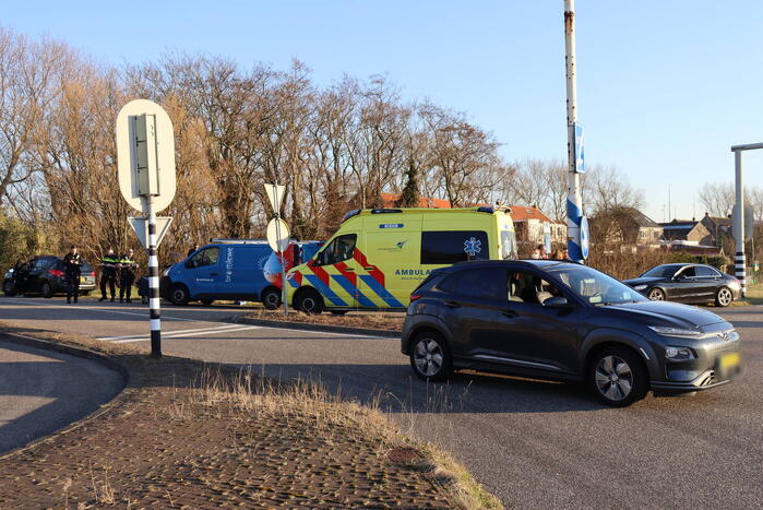 Veel schade na botsing met twee voertuigen