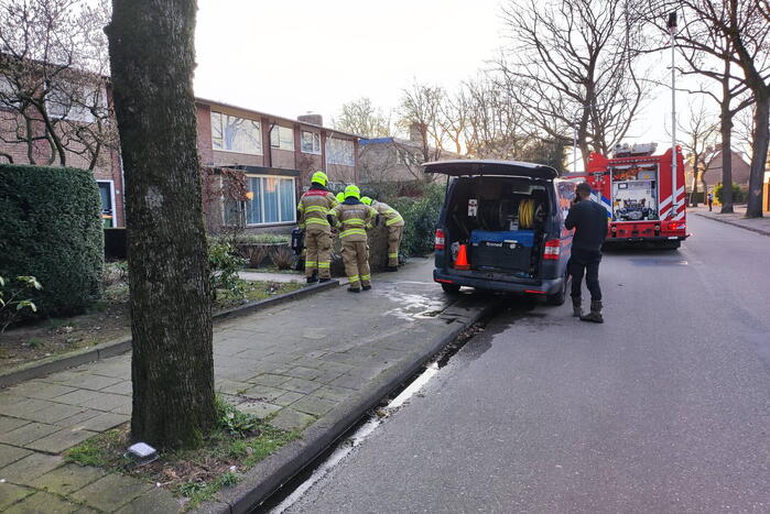 Brandweer verricht metingen bij gaslekkage