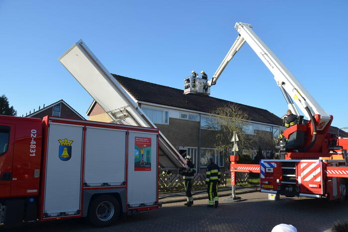 Brandweer doet onderzoek naar brand op dak