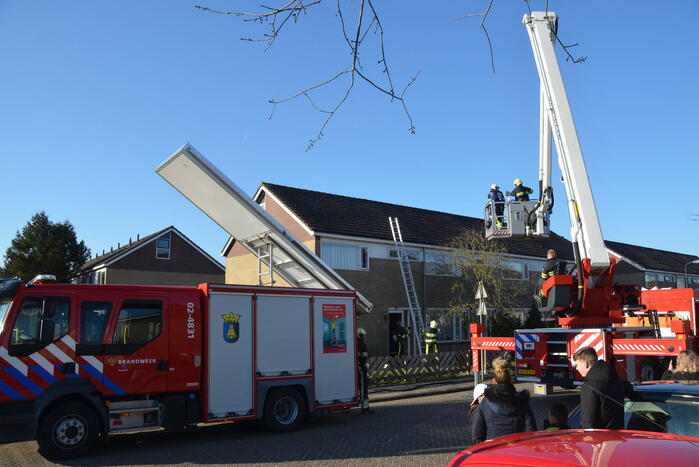 Brandweer doet onderzoek naar brand op dak