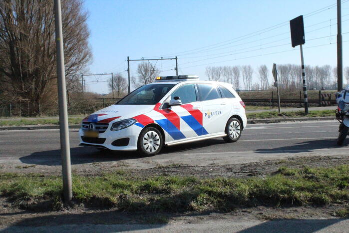 Automobilist komt met de schrik vrij na botsing met passagierstrein