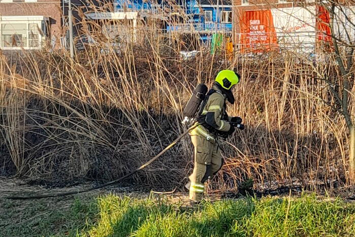 Brandweer blust brand in berm