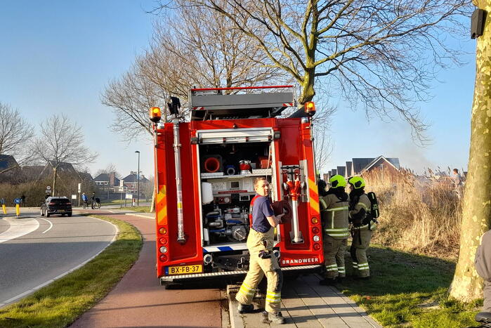 Brandweer blust brand in berm
