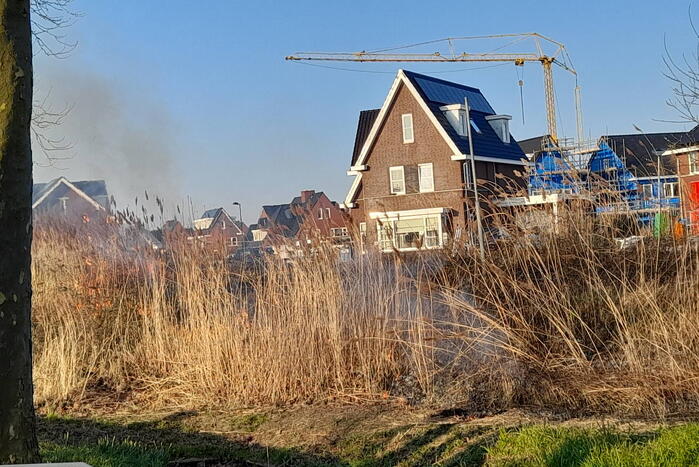 Brandweer blust brand in berm