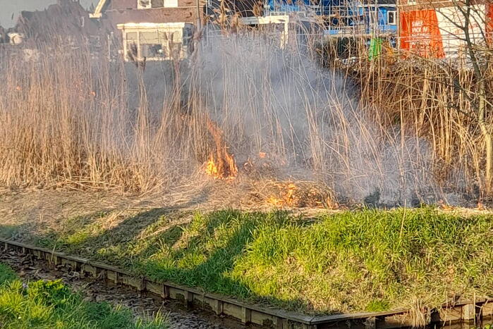 Brandweer blust brand in berm