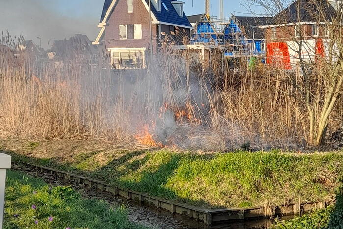 Brandweer blust brand in berm