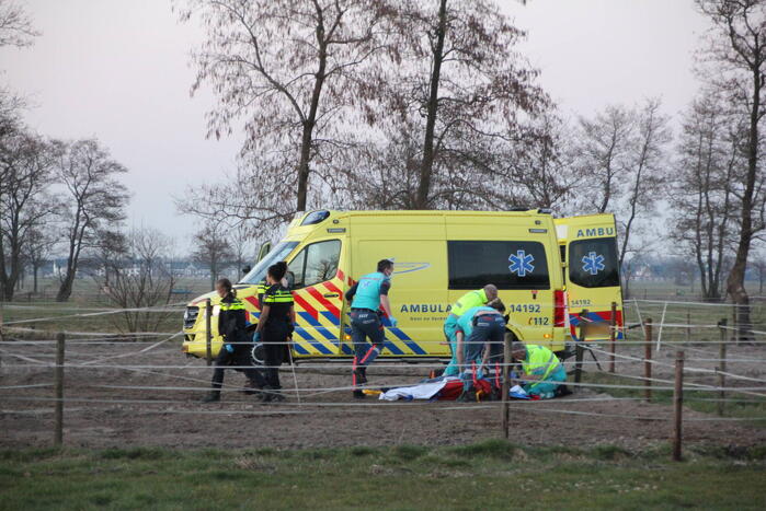 Persoon ernstig gewond na trap van paard