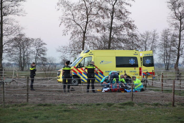 Persoon ernstig gewond na trap van paard