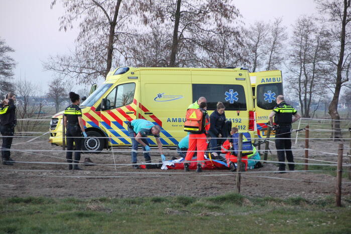 Persoon ernstig gewond na trap van paard