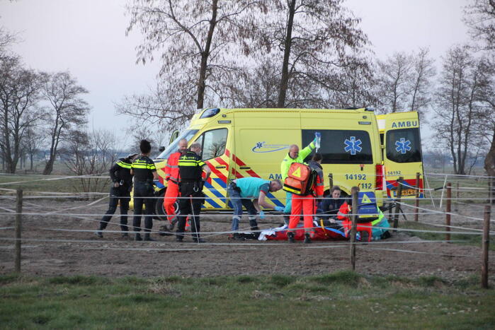 Persoon ernstig gewond na trap van paard