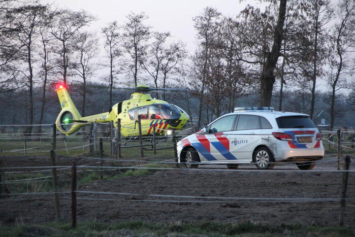 Persoon ernstig gewond na trap van paard