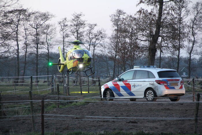 Persoon ernstig gewond na trap van paard