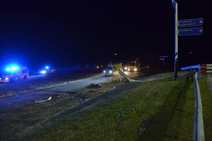 Bestuurder verliest macht over stuur en rijdt van talud