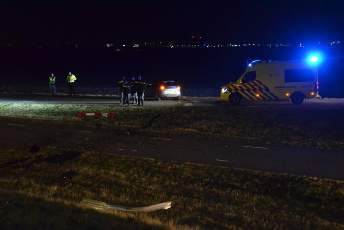 Bestuurder verliest macht over stuur en rijdt van talud