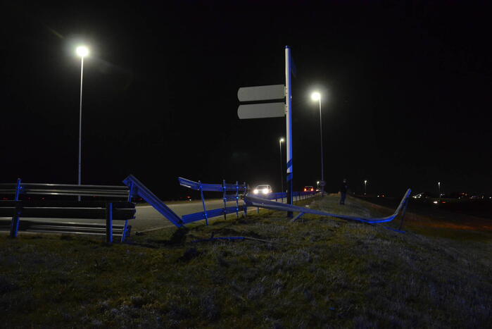 Bestuurder verliest macht over stuur en rijdt van talud