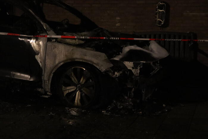 Auto's lopen forse schade op vanwege brand