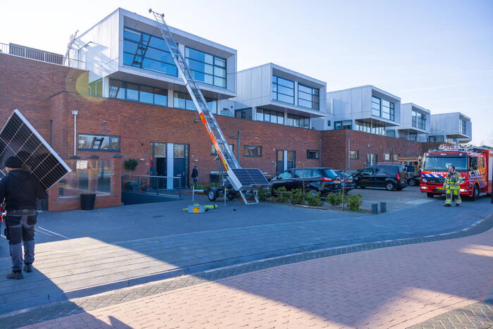 Brand in dakisolatie van woning tijdens werkzaamheden