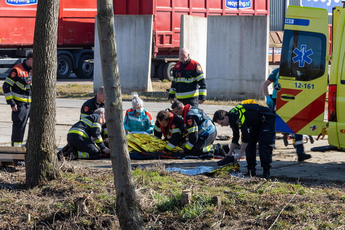 Scootmobiel raakt te water op industrieterrein