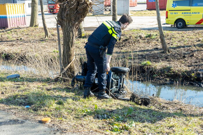 Scootmobiel raakt te water op industrieterrein