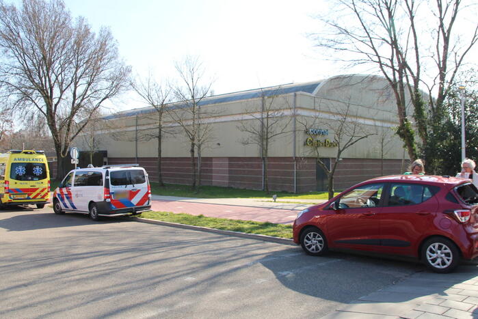 Tractor met giertank botst achterop personenauto